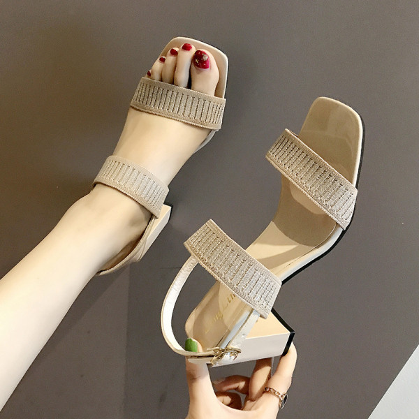 Modern női papucs négyszögletes sarokkal és bőrpánttal