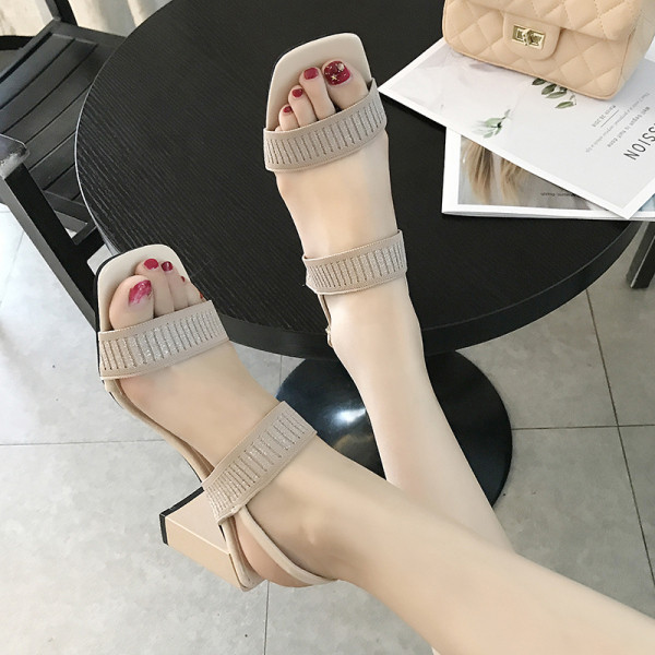 Modern női papucs négyszögletes sarokkal és bőrpánttal