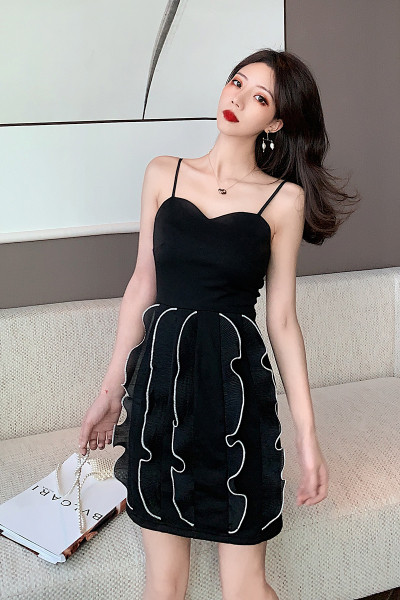 Moderna sieviešu melna kleita ar plānām lencēm