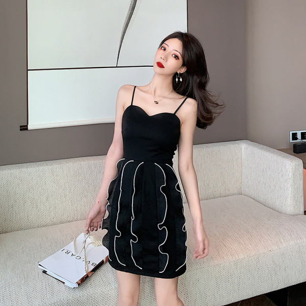 Moderna sieviešu melna kleita ar plānām lencēm