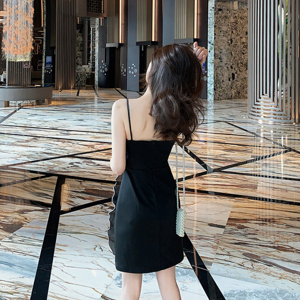 Moderna sieviešu melna kleita ar plānām lencēm