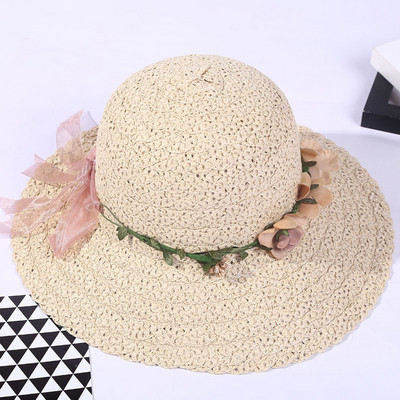 Laisva moteriška kepurė su 3D elementais ir kaklaraiščiais