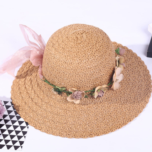 Laisva moteriška kepurė su 3D elementais ir kaklaraiščiais