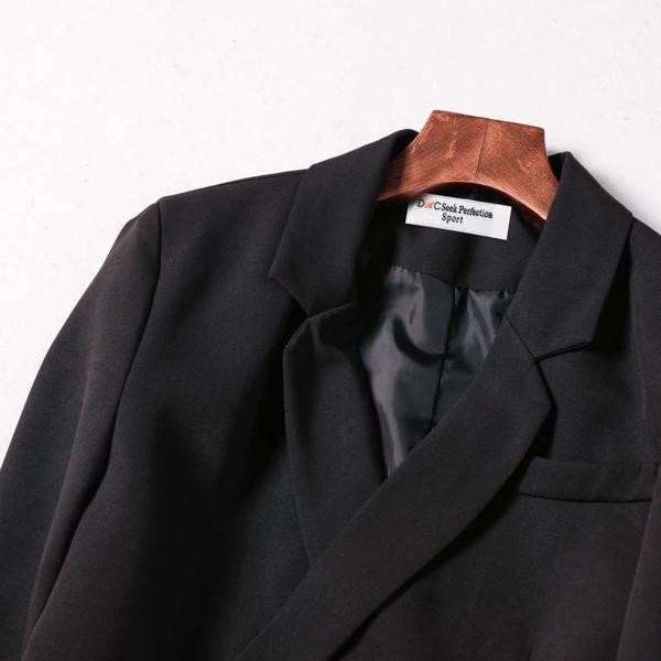 Modern női kabát aszimmetrikus modell gombokkal