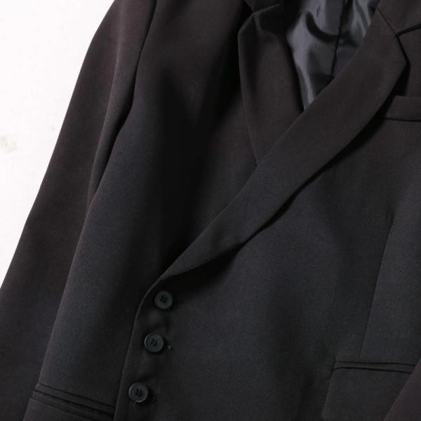 Modern női kabát aszimmetrikus modell gombokkal