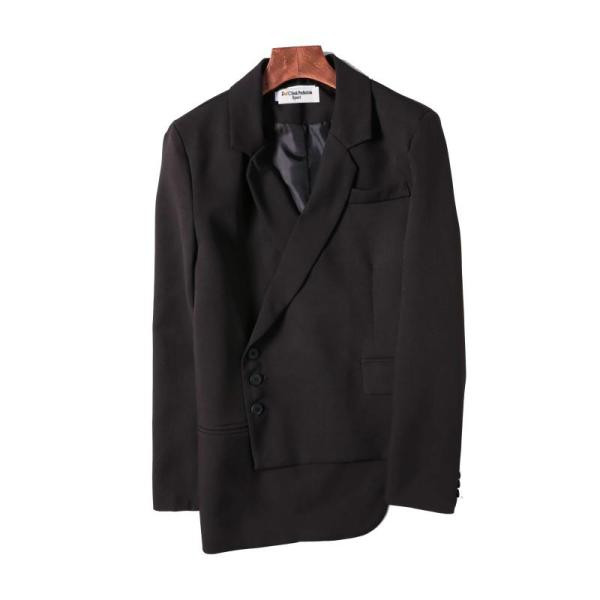 Modern női kabát aszimmetrikus modell gombokkal