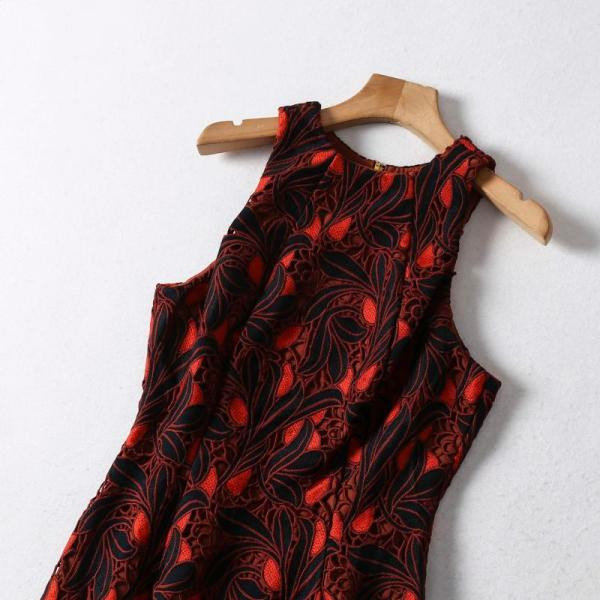 Pieguloša sieviešu mežģīņu kleita