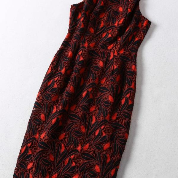 Pieguloša sieviešu mežģīņu kleita