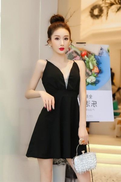 V-kaelusega ja õhukeste rihmadega naiste kleidi väljalõikega mudel