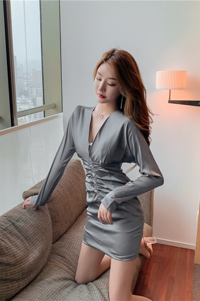 Rochie de dama din matase cu nasturi si maneci lungi