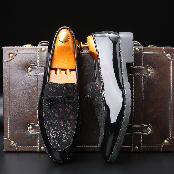 Moodsad meeste mokassiinid paela ja paeltega