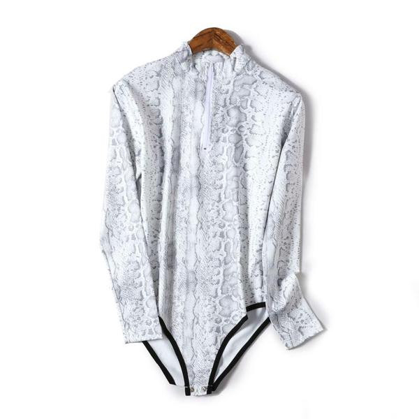 Sieviešu ķermenis ar rāvējslēdzēju un čūskas apdruku