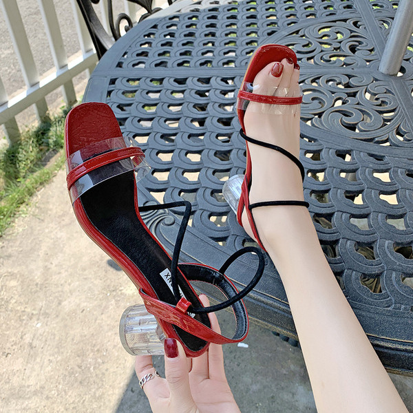 Kandilise kontsaga ja silikoonist rihmadega naiste sandaalid