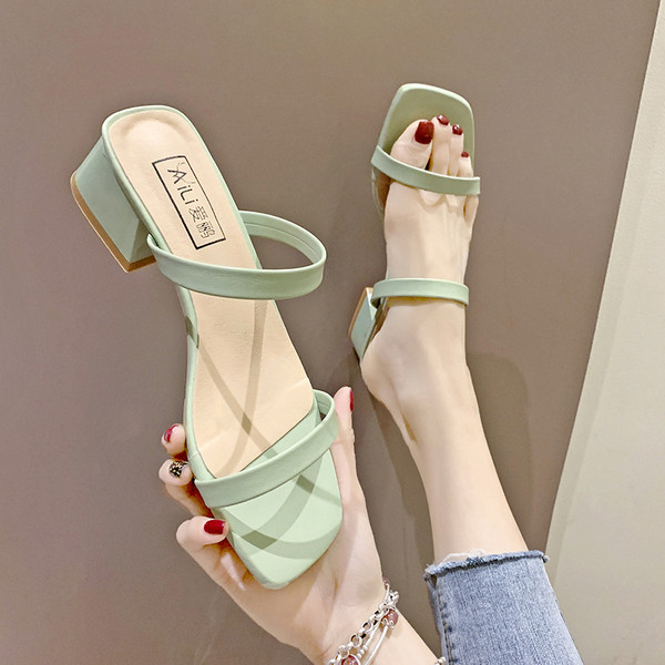 Női papucs vastag alacsony sarkú bőrpánttal