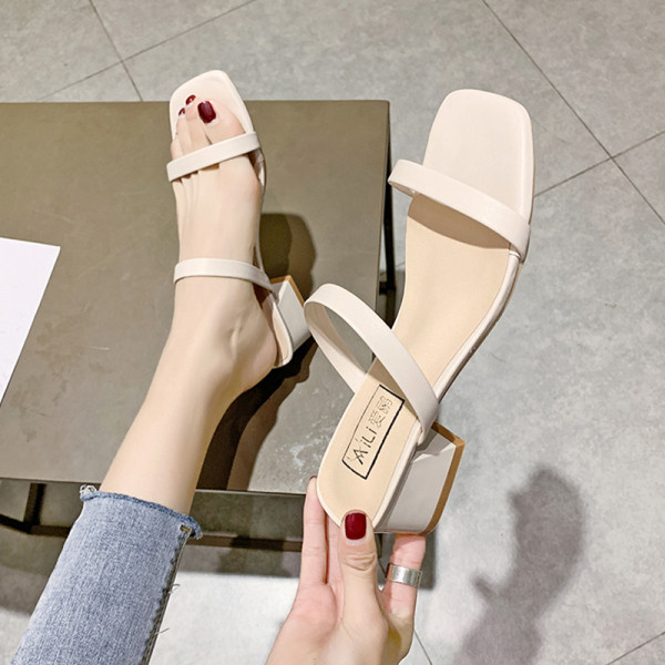 Női papucs vastag alacsony sarkú bőrpánttal