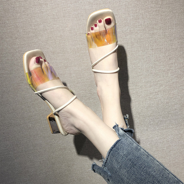 Sieviešu čības ar zemu kvadrātveida papēdi un krāsainu silikona siksnu