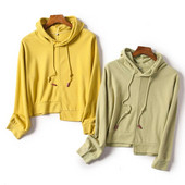 Īss asimetrisks sporta krekls ar kapuci un saitēm