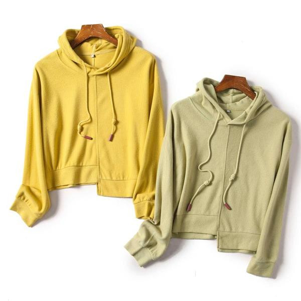 Īss asimetrisks sporta krekls ar kapuci un saitēm