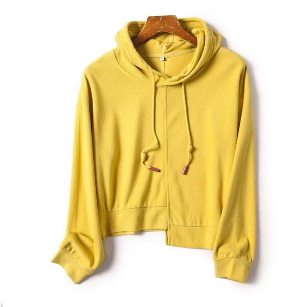 Īss asimetrisks sporta krekls ar kapuci un saitēm