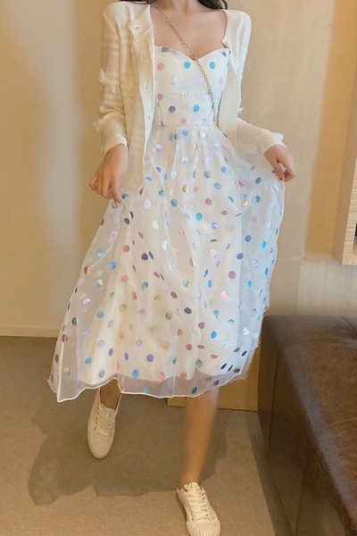 Pavasarinė moteriška taškuota suknelė plonais petnešėlėmis