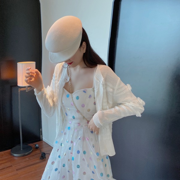 Pavasarinė moteriška taškuota suknelė plonais petnešėlėmis