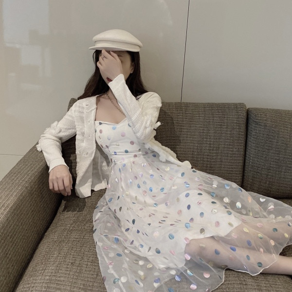 Pavasarinė moteriška taškuota suknelė plonais petnešėlėmis