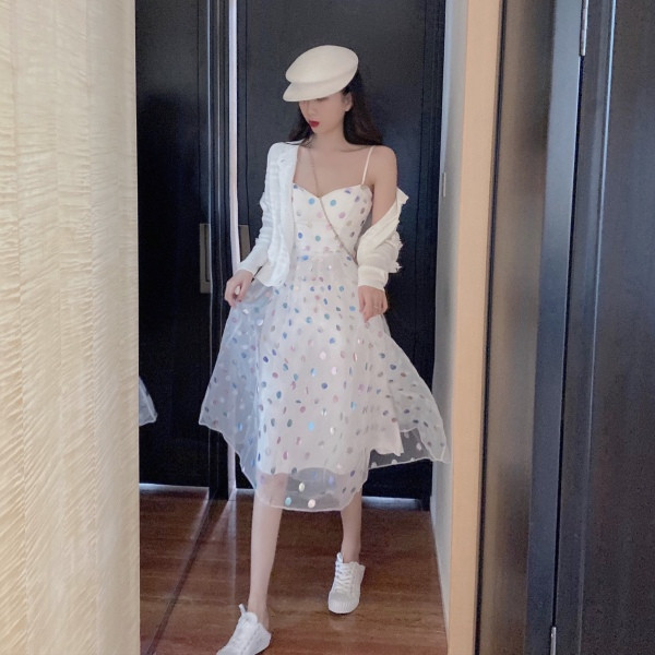Pavasarinė moteriška taškuota suknelė plonais petnešėlėmis