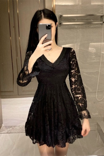 Moteriška nėriniuota suknelė ilgomis rankovėmis ir špicine iškirpte