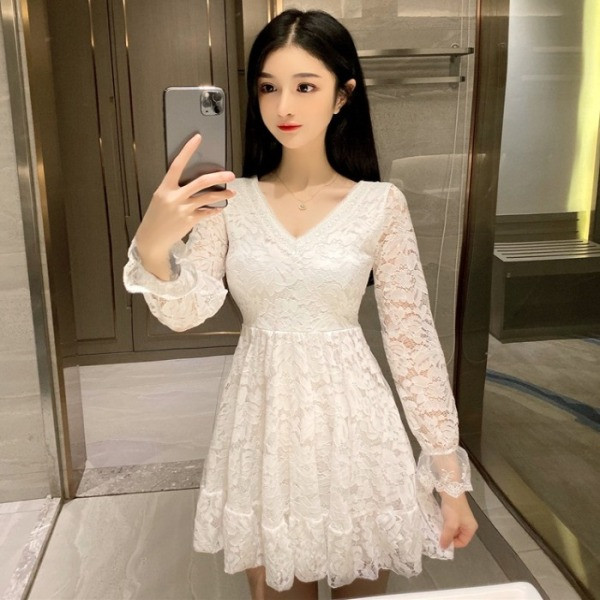 Moteriška nėriniuota suknelė ilgomis rankovėmis ir špicine iškirpte