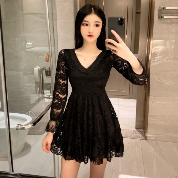 Moteriška nėriniuota suknelė ilgomis rankovėmis ir špicine iškirpte