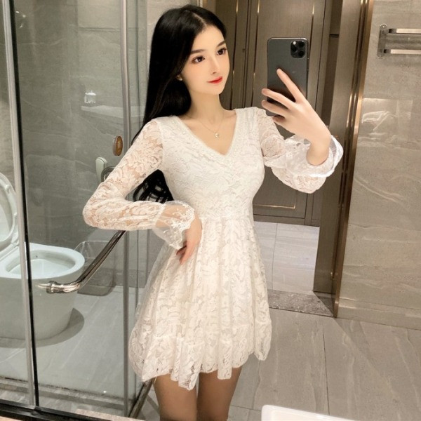 Moteriška nėriniuota suknelė ilgomis rankovėmis ir špicine iškirpte