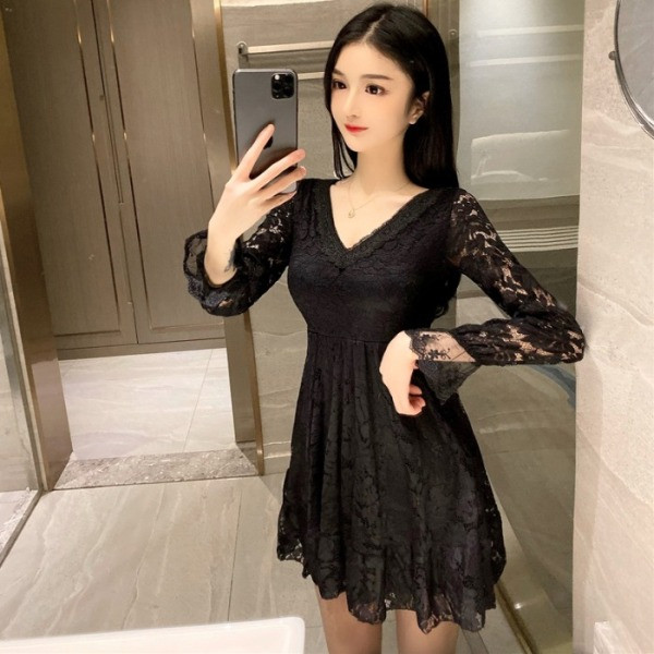 Moteriška nėriniuota suknelė ilgomis rankovėmis ir špicine iškirpte