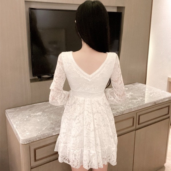 Moteriška nėriniuota suknelė ilgomis rankovėmis ir špicine iškirpte