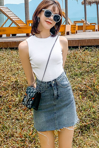 Modern női szoknya szakadt motívumokkal Karcsú modell