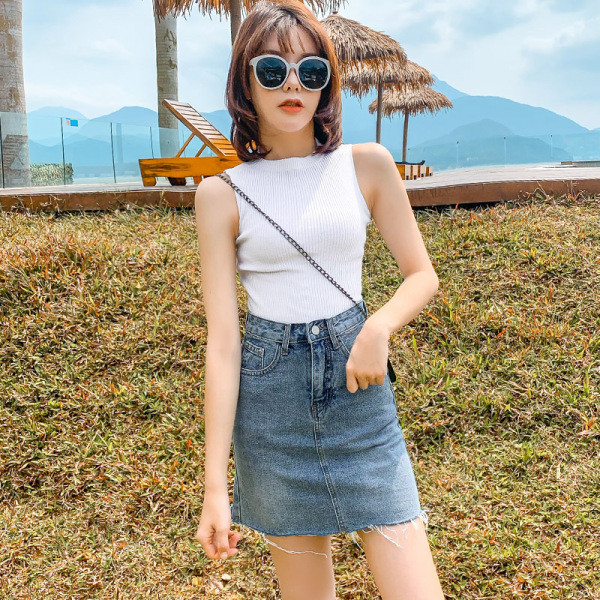 Modern női szoknya szakadt motívumokkal Karcsú modell