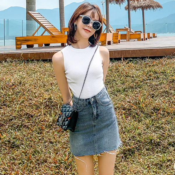 Modern női szoknya szakadt motívumokkal Karcsú modell