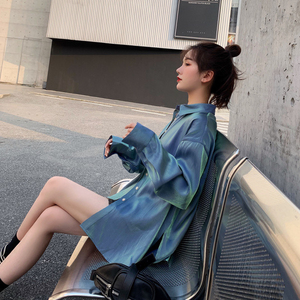 Cămașă modernă de damă cu guler și nasturi clasici