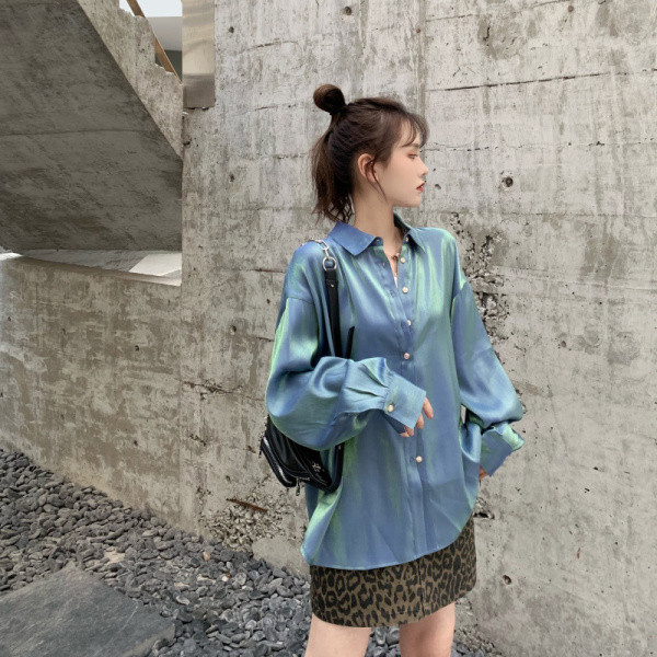 Cămașă modernă de damă cu guler și nasturi clasici