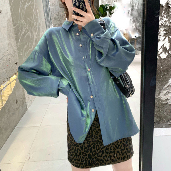 Cămașă modernă de damă cu guler și nasturi clasici