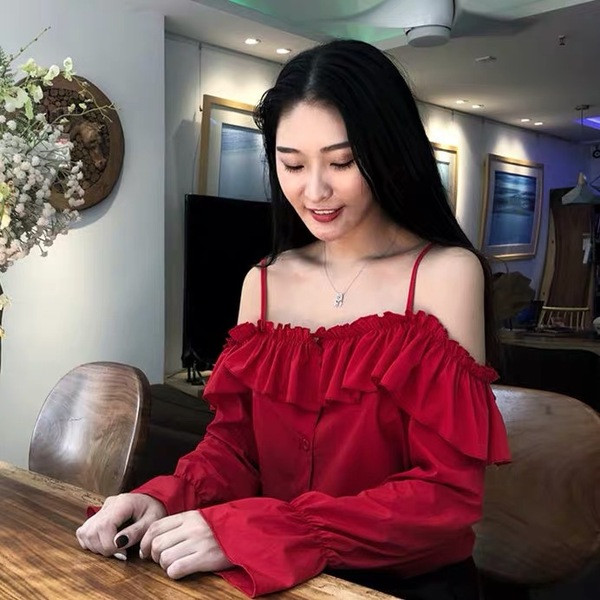 Naiste vabaaja särk nööpide ja paljaste õlgadega