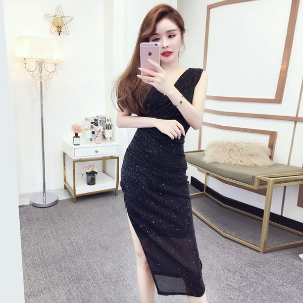 Aszimmetrikus női ruha pántokkal és spitz nyakkivágással