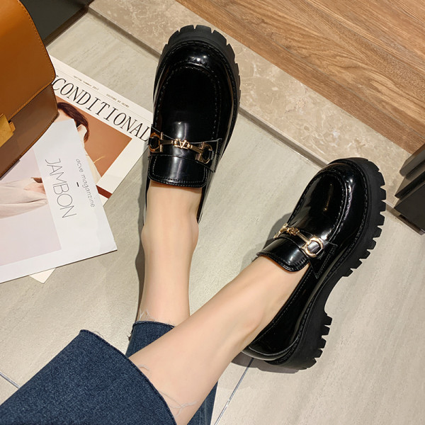 Moteriški laisvalaikio batai grubiu padu ir metaliniu elementu