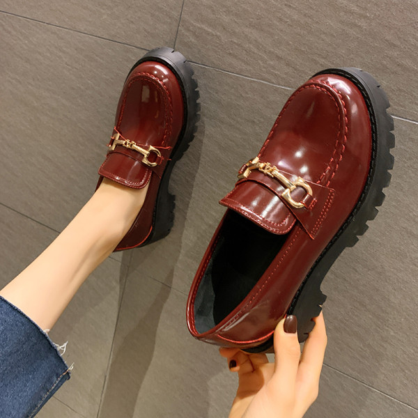 Moteriški laisvalaikio batai grubiu padu ir metaliniu elementu