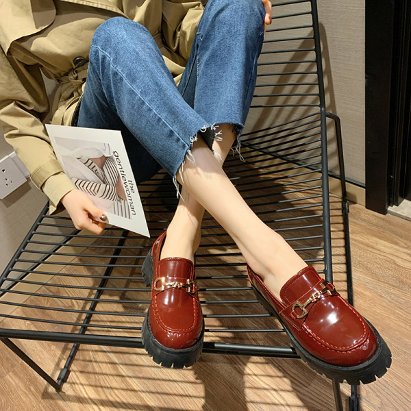 Moteriški laisvalaikio batai grubiu padu ir metaliniu elementu