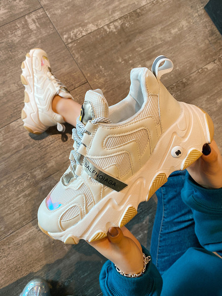 Valget värvi ja 7 cm kõrguse tallaga vabaaja naiste tossud