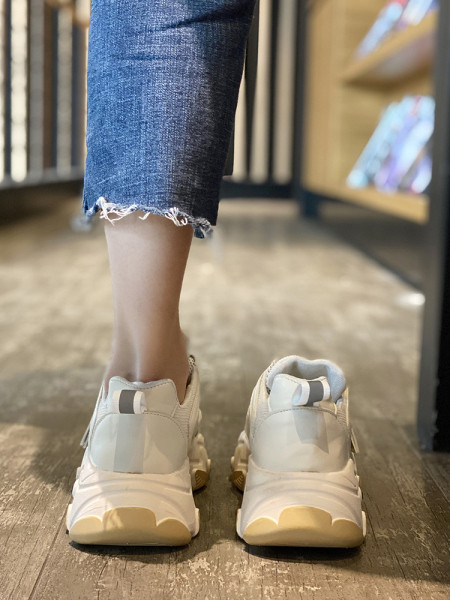 Valget värvi ja 7 cm kõrguse tallaga vabaaja naiste tossud