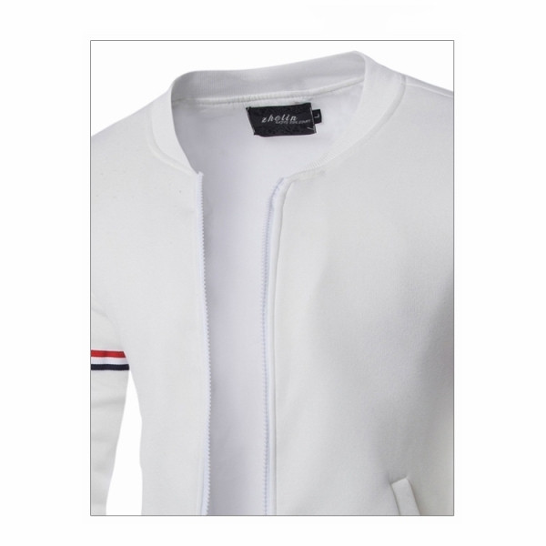 Vienkāršs vīriešu sporta krekla modelis ar ovālu kakla izgriezumu un rāvējslēdzēju