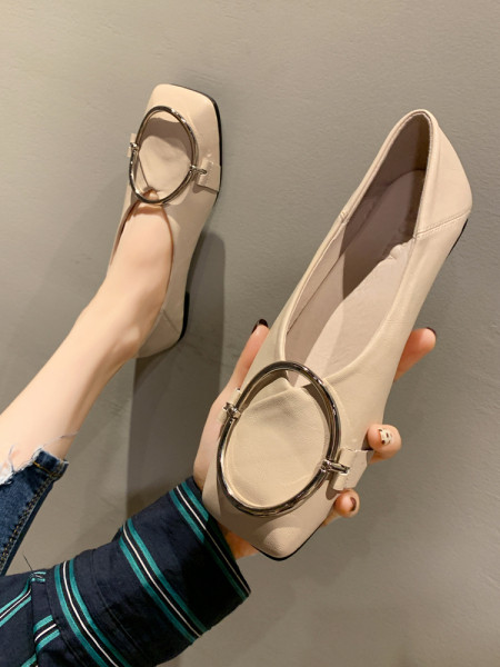 Ikdienas sieviešu apavi ar metāla elementu un plakanu zoli