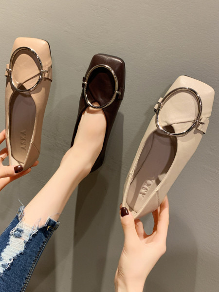 Ikdienas sieviešu apavi ar metāla elementu un plakanu zoli