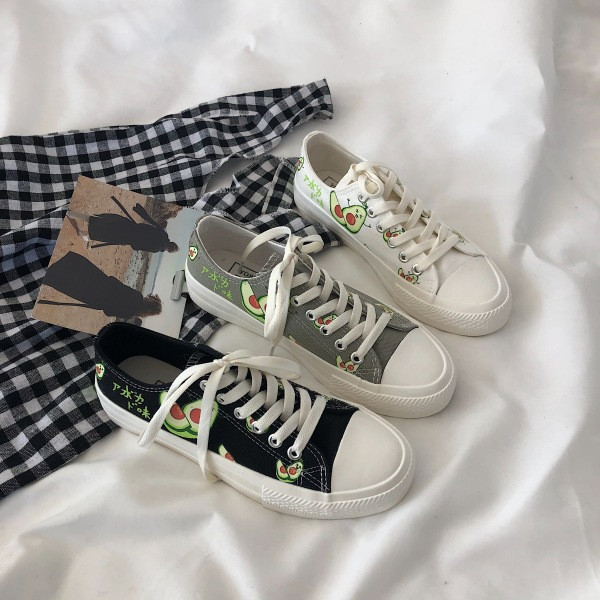 Hétköznapi női tornacipő lapos talppal és avokádó applikációkkal